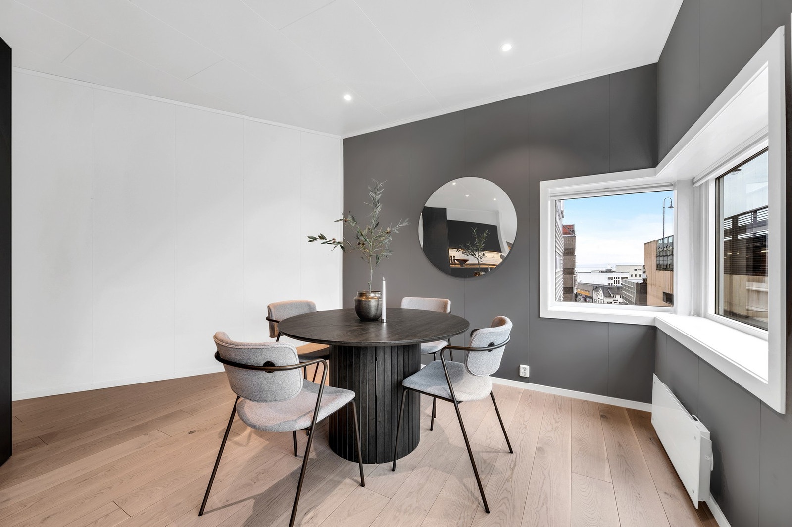 Det er parkett på gulv og urban utsikt i sentrum - med "fjordgløtt" mot Vågsfjorden. Galleribilde