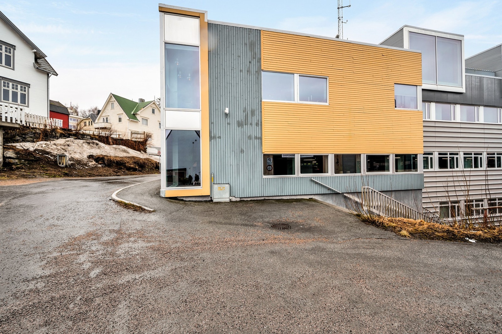 Leiligheten ligger i Håkons gate 8, med skjermet inngang. Moderne bygning midt i sentrum av Harstad. Galleribilde