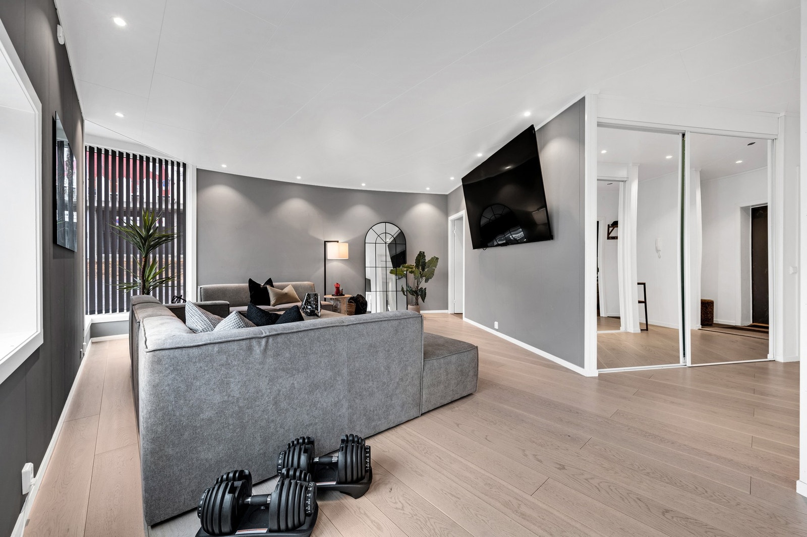 Romslig stue med god plass for ønsket møblement. Legg merke til det kule hjørnevinduet. Galleribilde