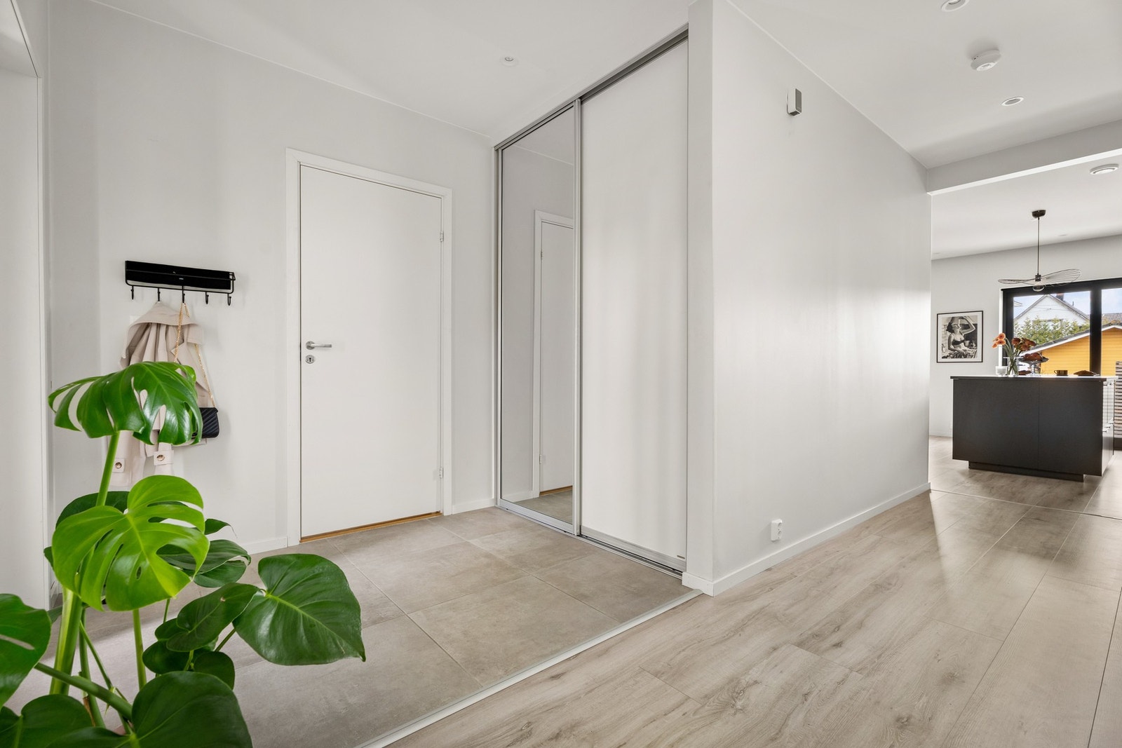 Inngangsparti med flislagt gulv Galleribilde