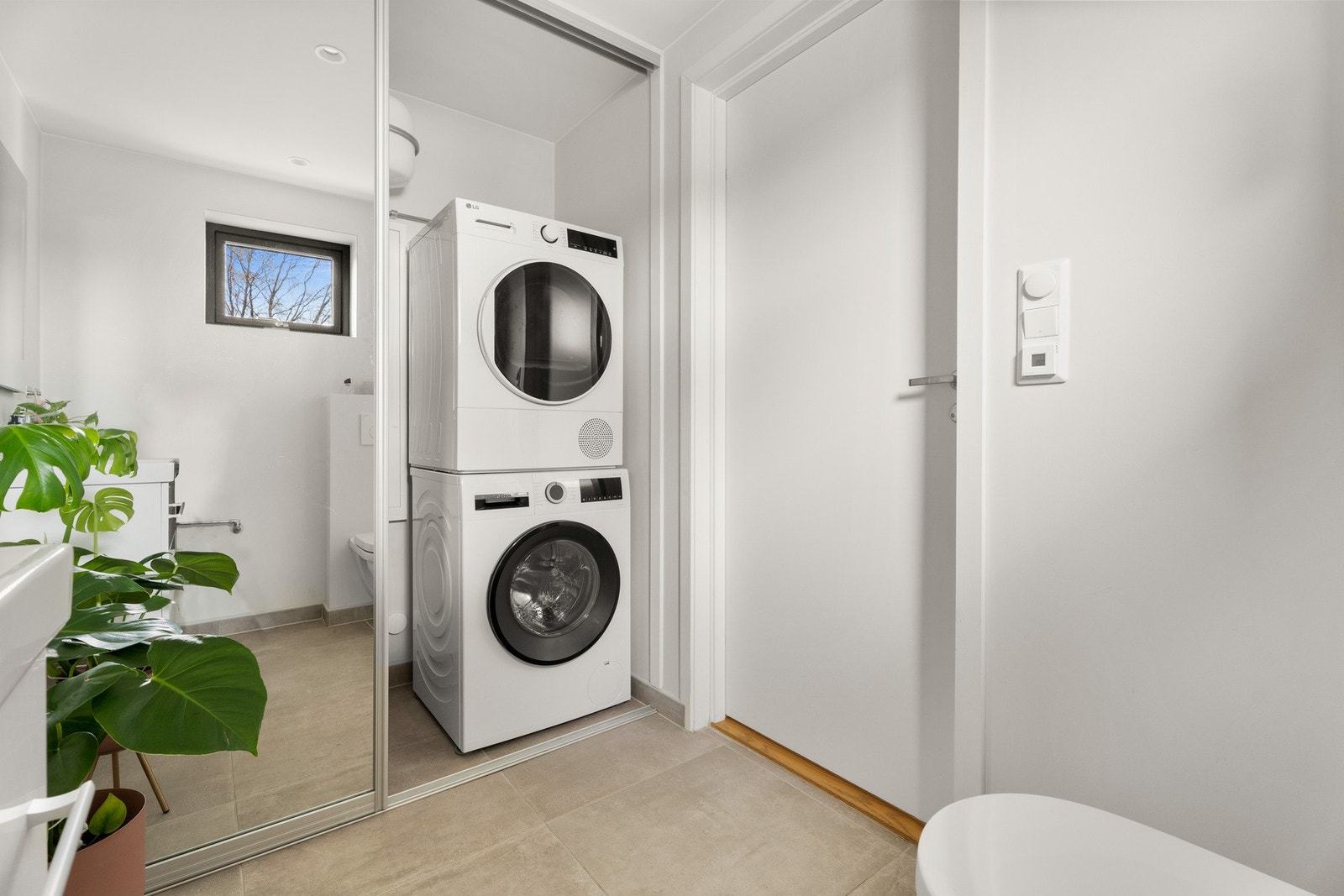 Det er opplegg for vaskemaskin og tørketrommel på badet i 1. etg. Galleribilde