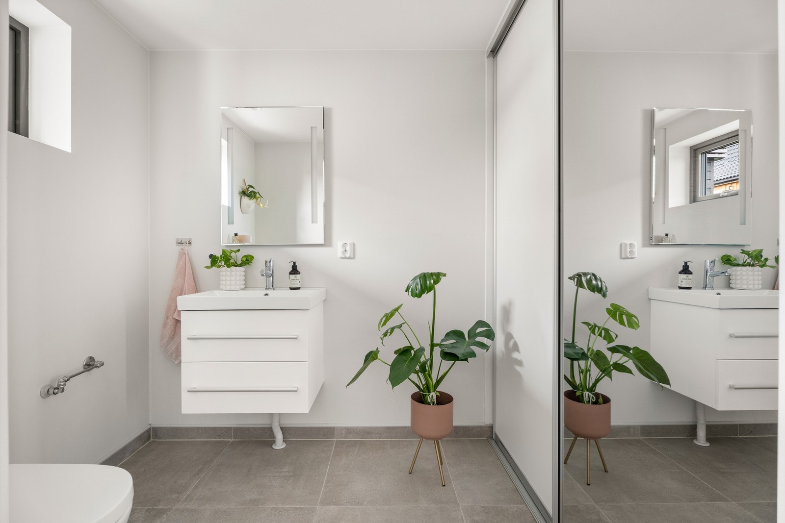 Toalettrommet i 1. etg. med fliser på gulv og vegger Galleribilde