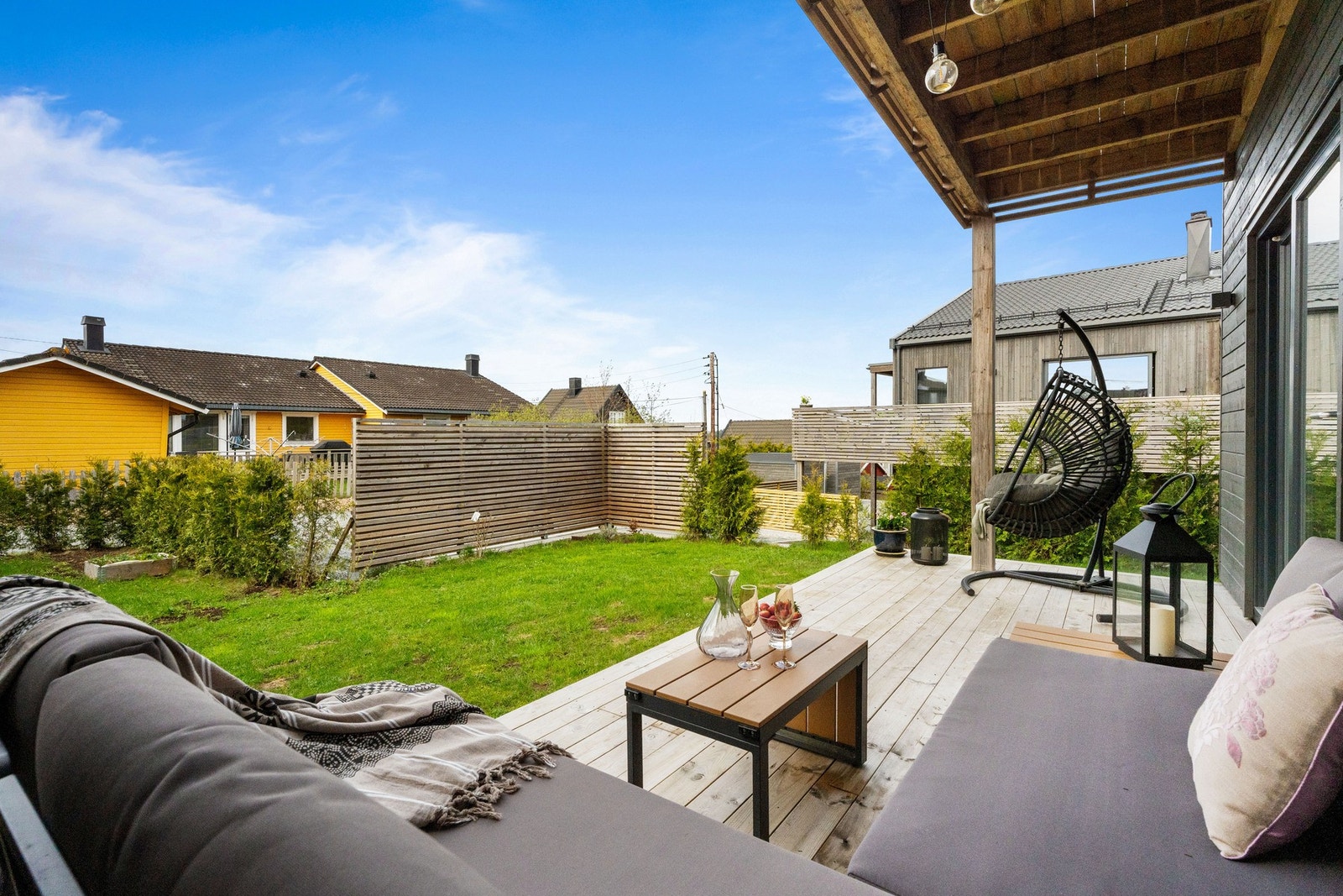 Utgang til solrik terrasse rett fra stuen - perfekt for varme dager. Galleribilde