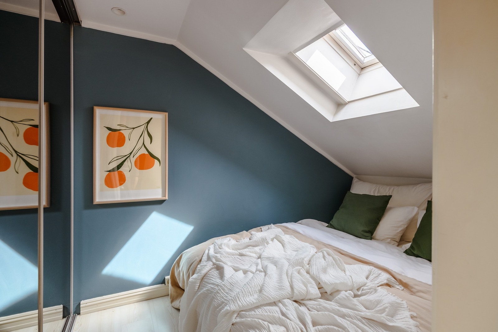 Soverommet er svalt med plassbygd seng under Velux-takvindu. Her sover man godt i et stille rom. Galleribilde