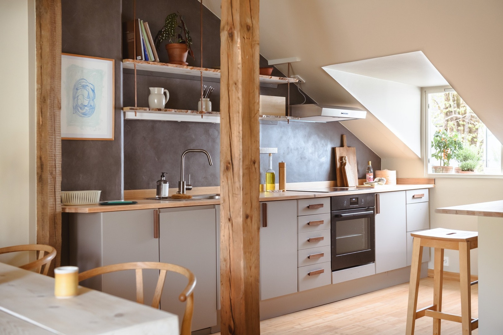 Kjøkkenet er fra Ikeas Perfekt-serie med innredning på to sider, åpne hyller over benken og vindu i endeveggen. Galleribilde