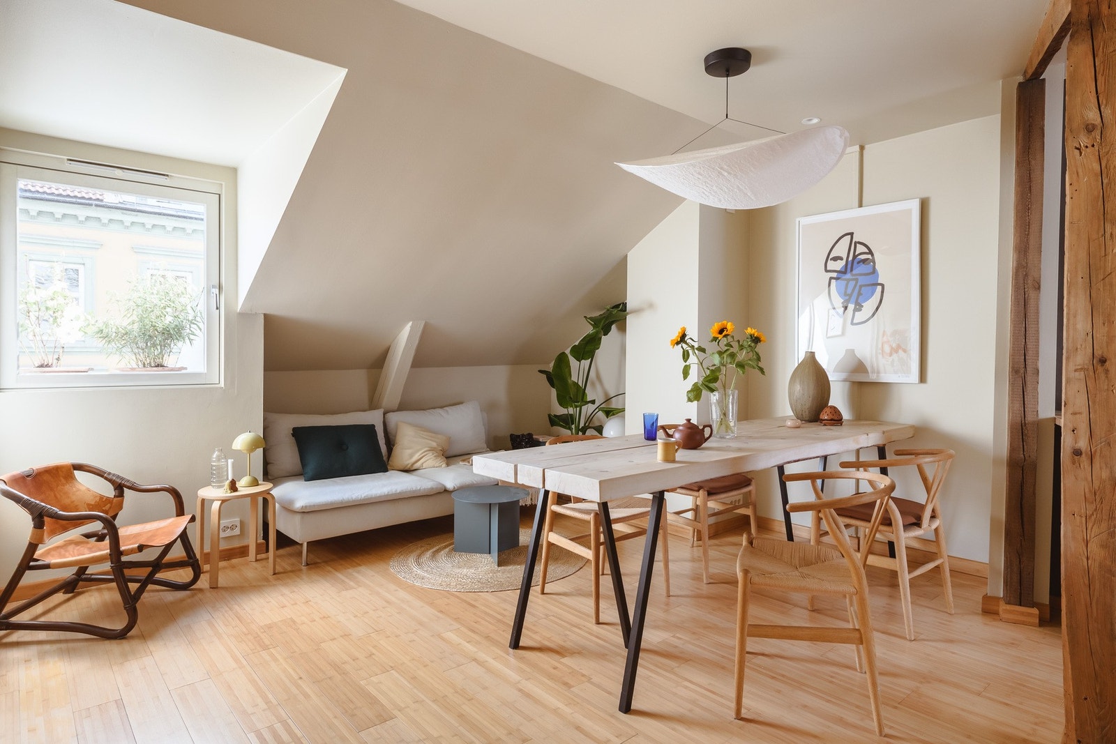 Dagslyset som strømmer inn fra to sider gir stuen og kjøkkenet en unik stemning. Galleribilde