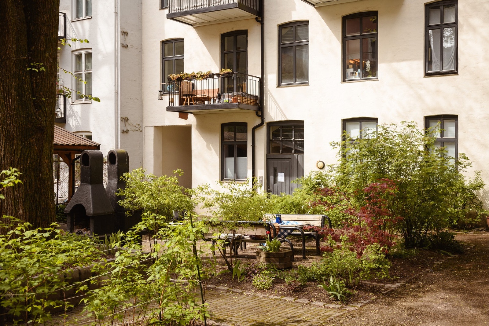 Borettslaget byr på en frodig og skjermet bakgårdsidyll med utepeis, perfekt for sene sommerkvelder. Galleribilde