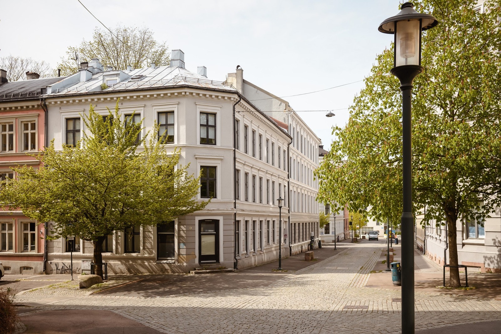 Velkommen til Sigurds gate 6 B, en tilbaketrukket loftsleilighet i klassisk bygård fra 1893, i et grønt nærmiljø. Galleribilde