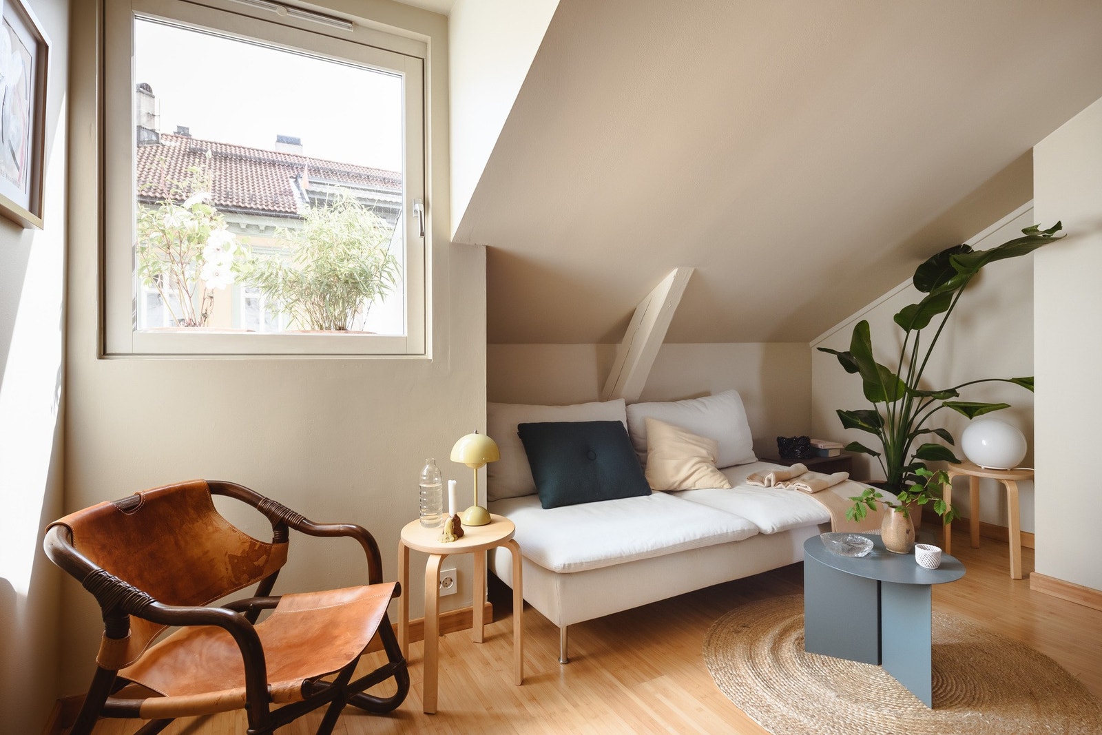 De dype vinduskarmene skaper en fin sone i leiligheten. Vinduet kan åpnes helt opp som en balkongdør, noe som gir en åpen og luftig følelse - nesten som å ha en liten uteplass midt i byen. Galleribilde