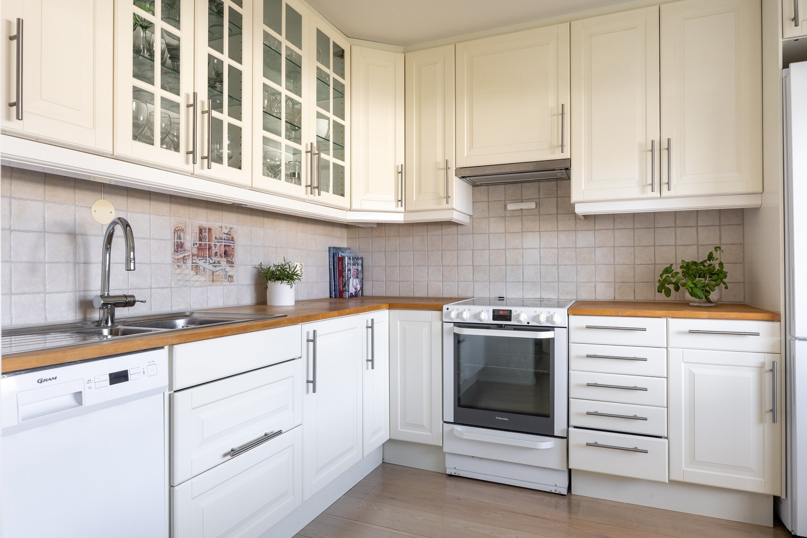 Pent kjøkken fra 2013 med profilerte fronter og heltre benkeplate. Galleribilde