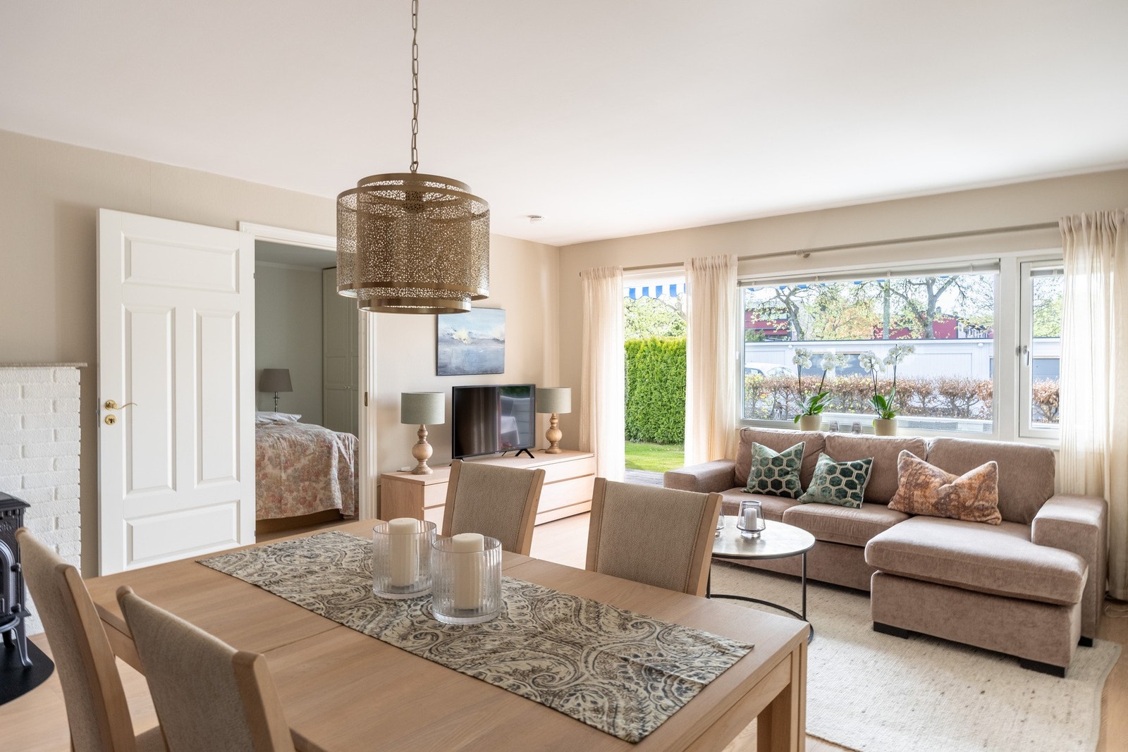 Stuen kan enkelt innredes med både sofa- og spiseseksjon. Galleribilde