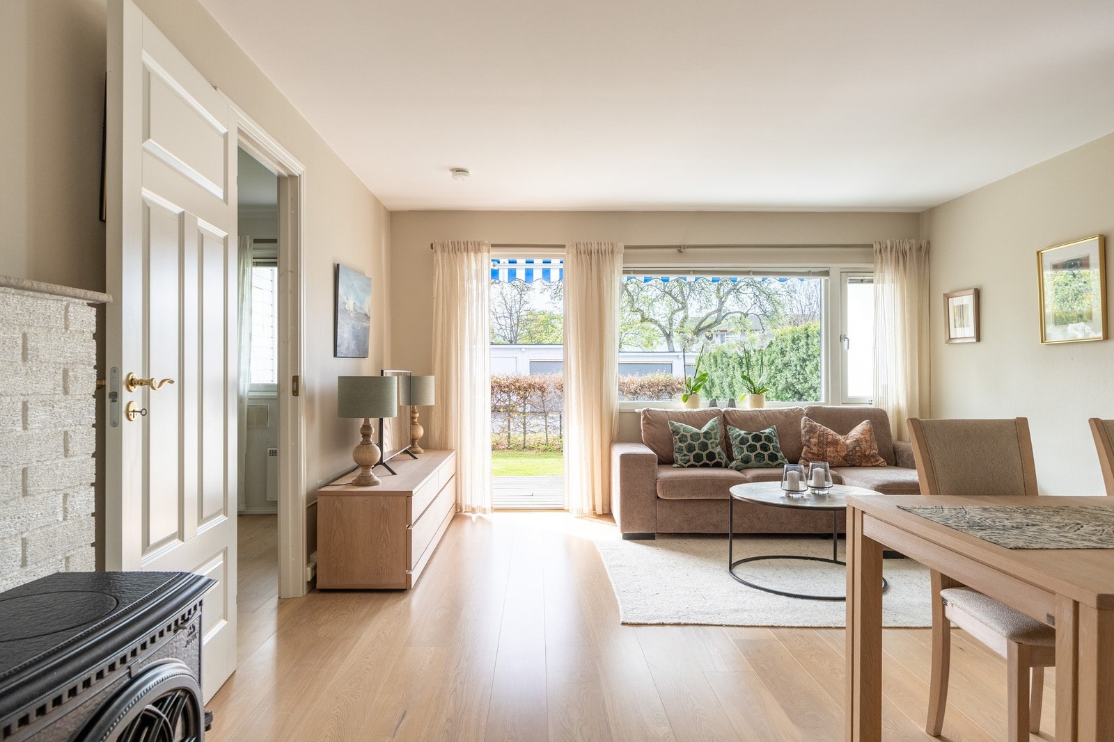 Leiligheten har store vindusflater som slipper inn mye naturlig lys. Galleribilde