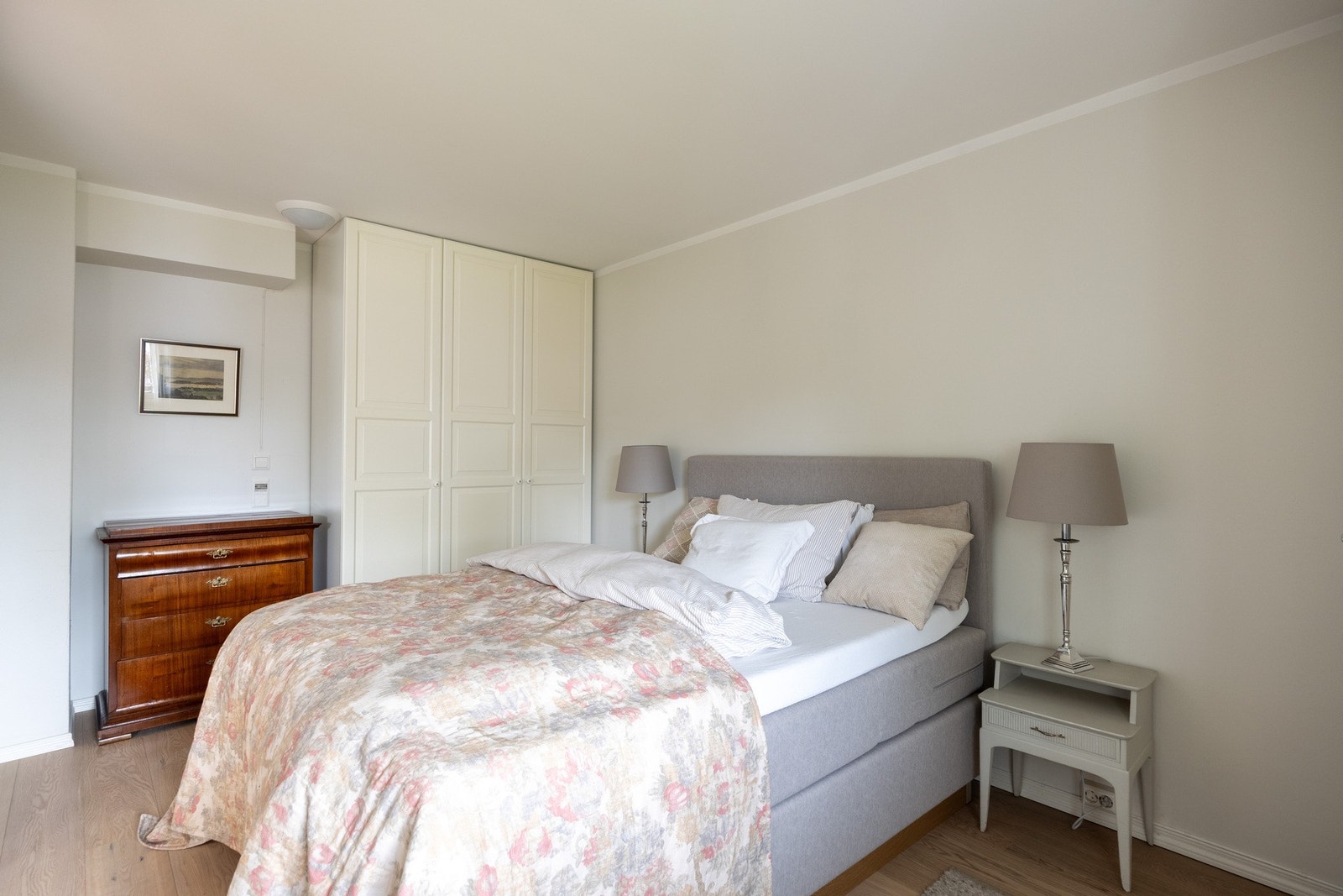 Hovedsoverom av god størrelse med plass til dobbeltseng og garderobeskap. Galleribilde