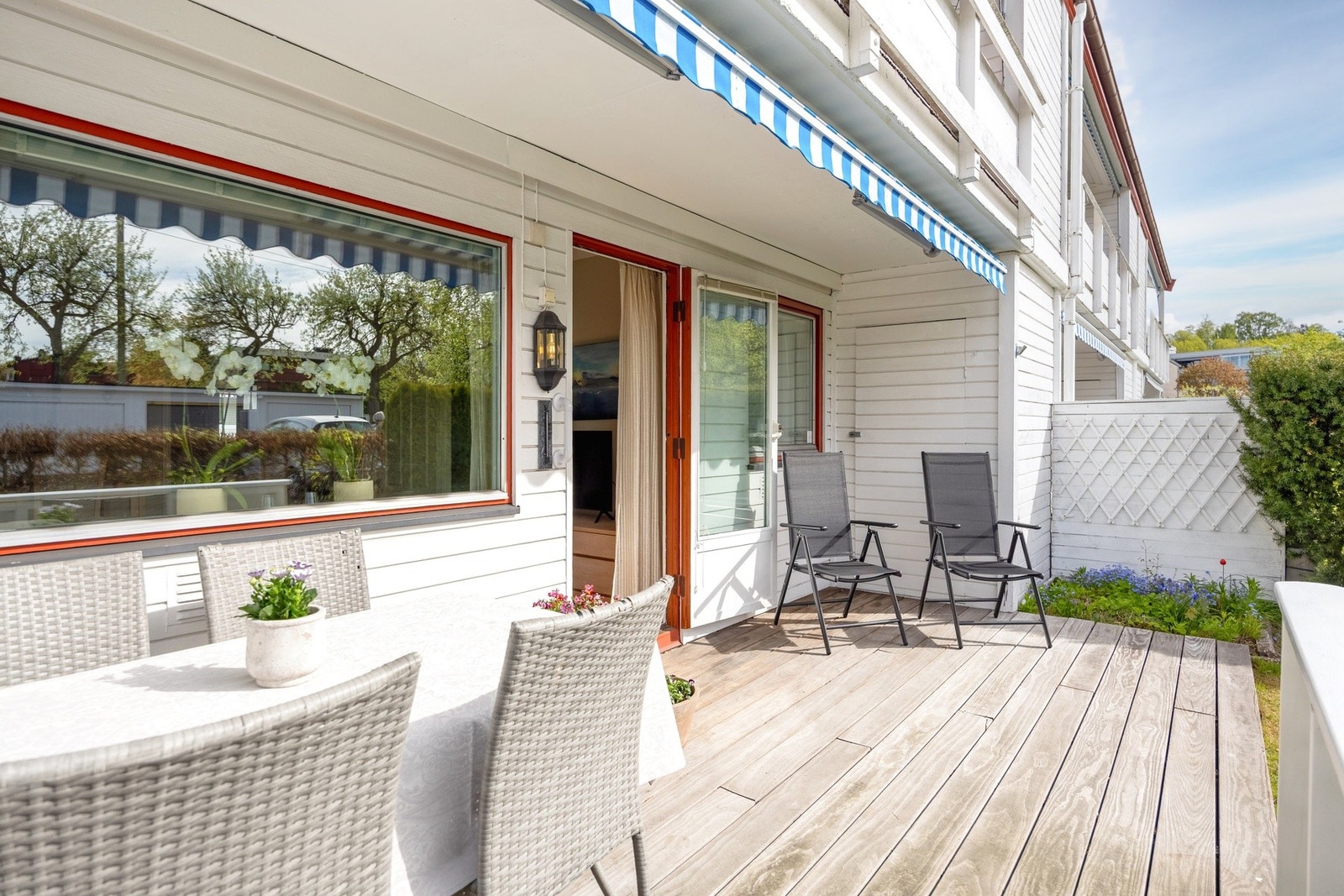 Sydøstvendt terrasse i trekonstruksjon, med adkomst fra stue, ca. 14 kvm. Galleribilde