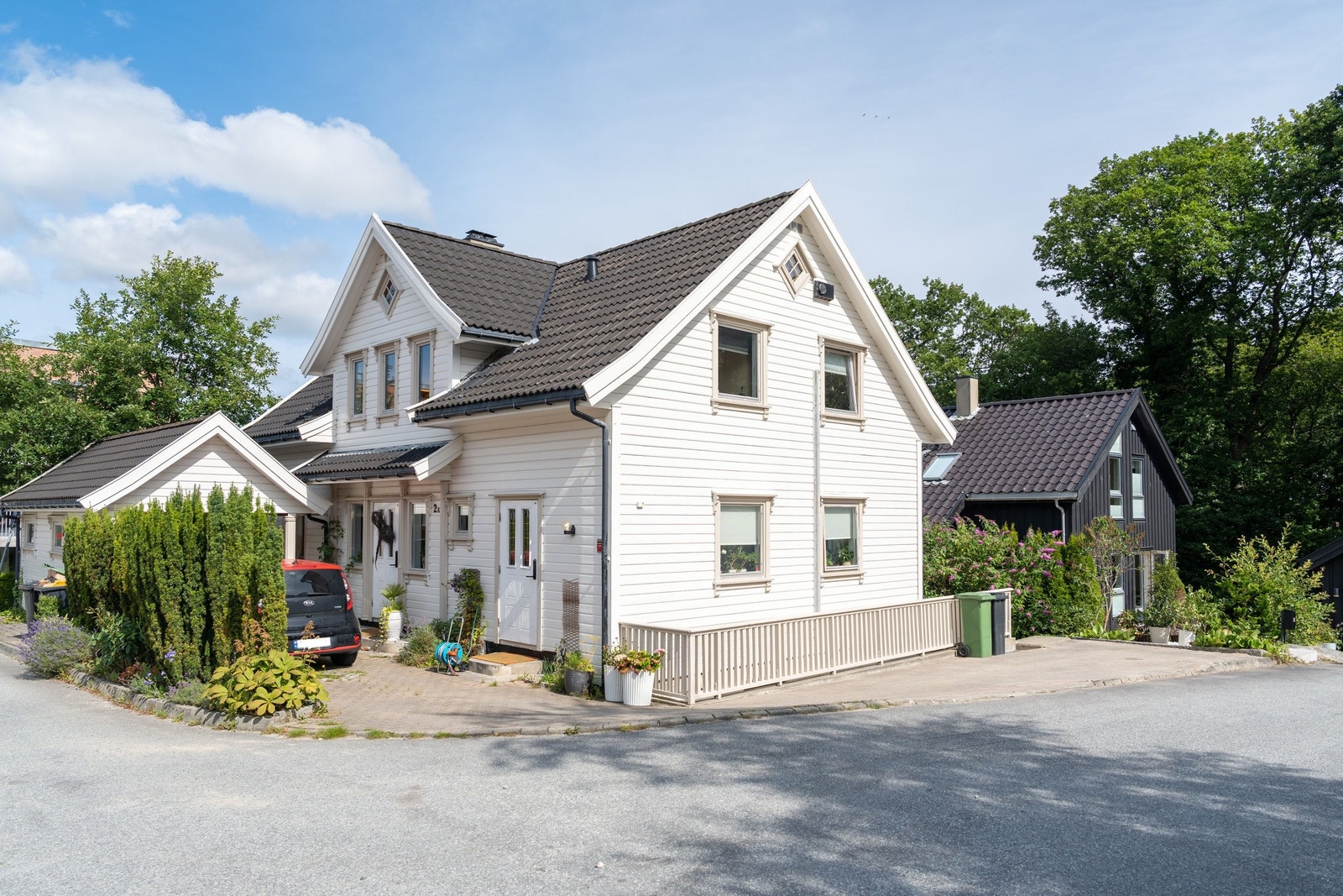 Ravperleveien er en rolig gate med tilnærmet ingen gjennomkjøring. Like ved ligger naturreservatet Gauselskogen. Galleribilde