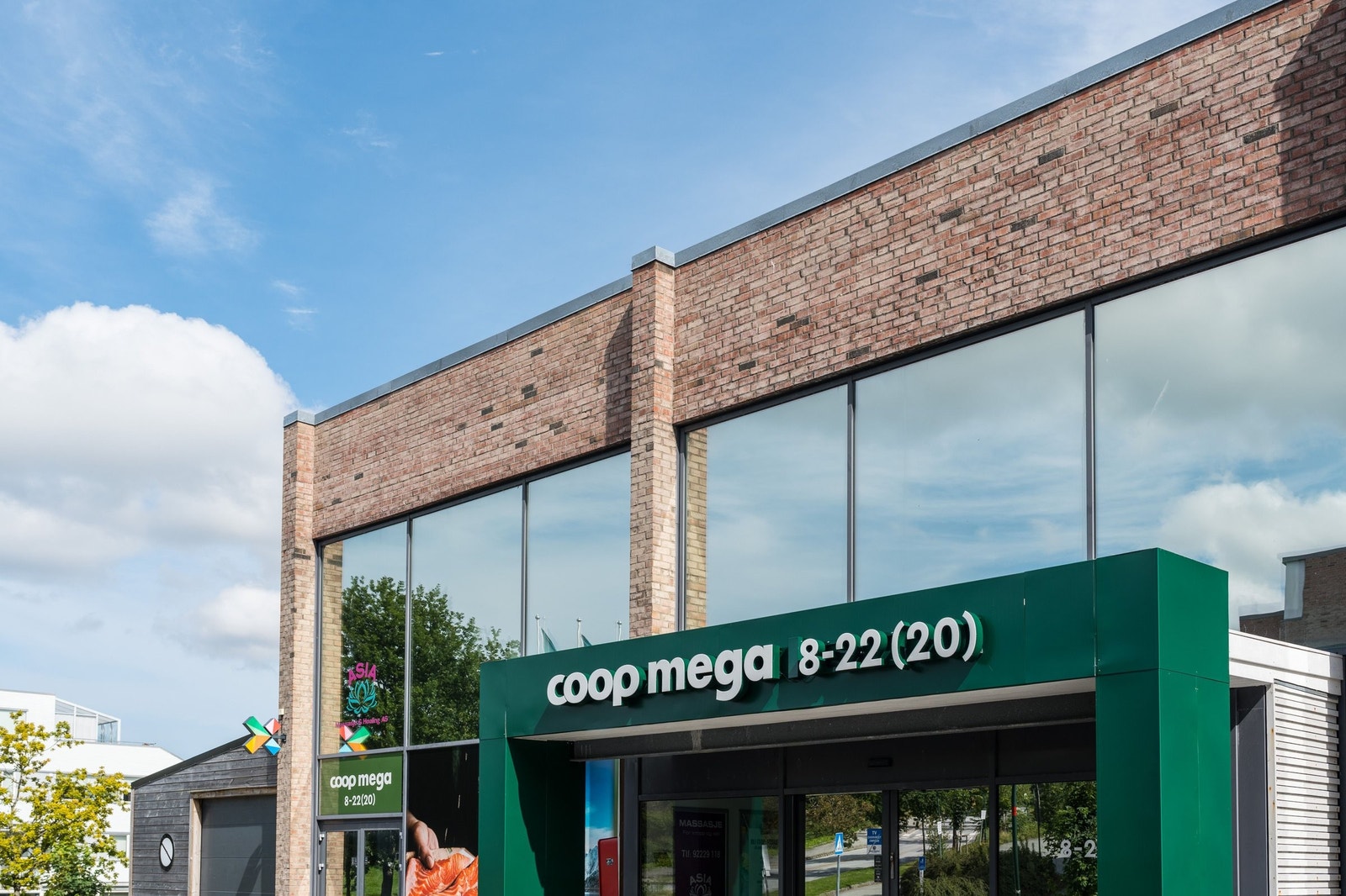 Coop Mega Gausel, kun 1 minutt i gangavstand. Like ved er det også busstopp for X31 - Ekspressbuss mot Stavanger, SUS og Gausel Galleribilde