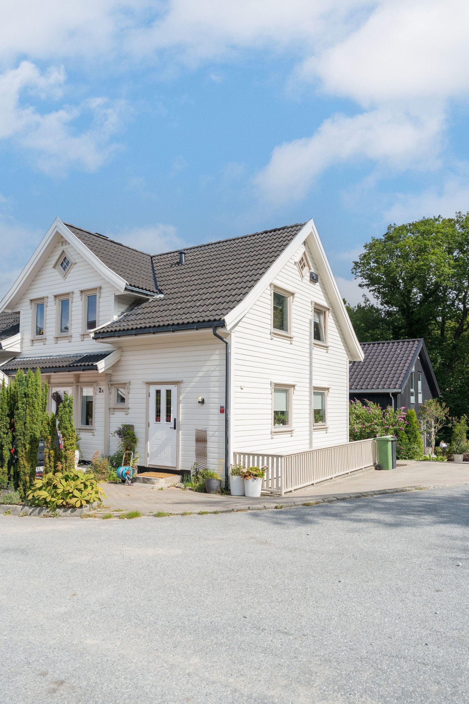 Her bor du i rolige omgivelser sentralt i regionen. Leilighet i horisontaldelt klassisk bolig fra 2004 med støpt dekke. Galleribilde