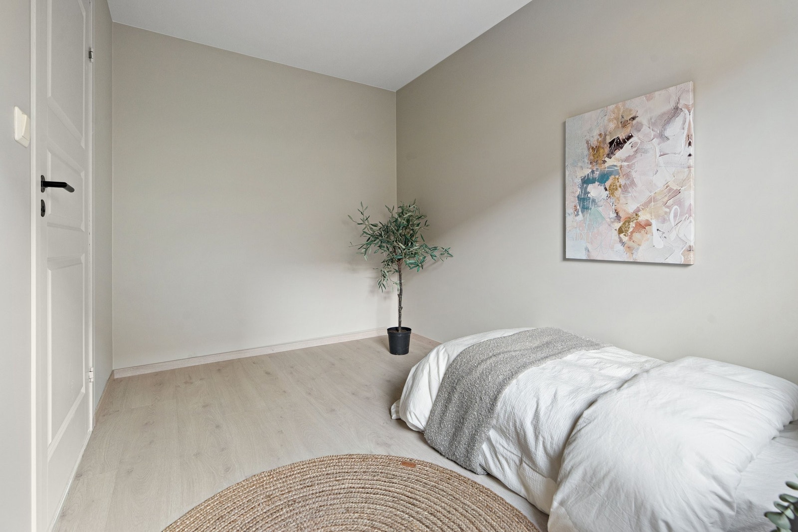 Romslig soverom med plass til oppbevaring eller arbeidsbord Galleribilde