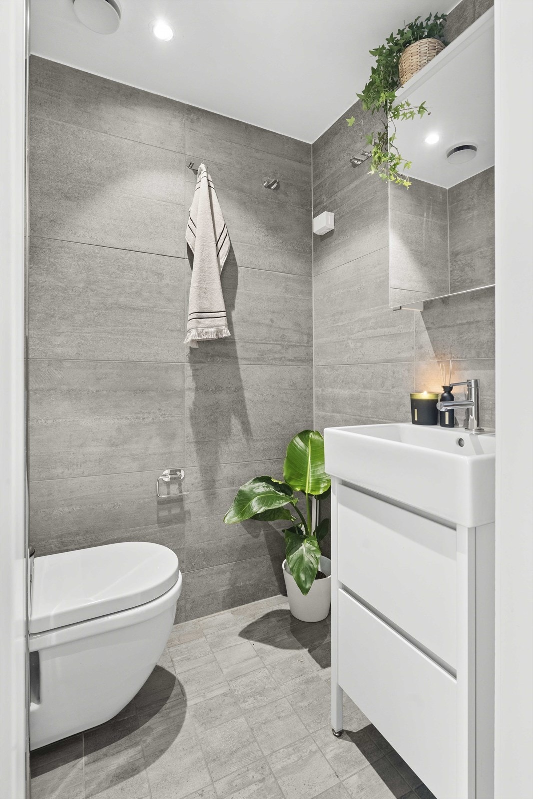 Badet ble rehabilitert i regi av borettslaget i 2003, og ble overflateoppusset i 2016/17. Badet har påkostede materialvalg, og oppleves lekkert og delikat. Galleribilde