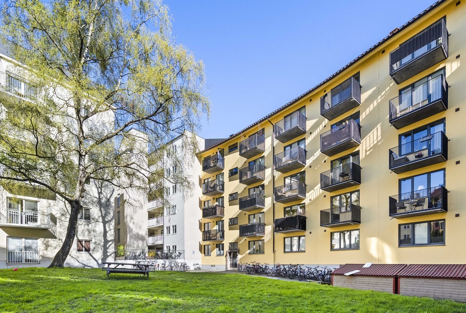 Den flotte bakgården er låst fra gaten utenfor og det er godt med sykkelparkering for beboerne. Velkommen til en hyggelig visning! Galleribilde