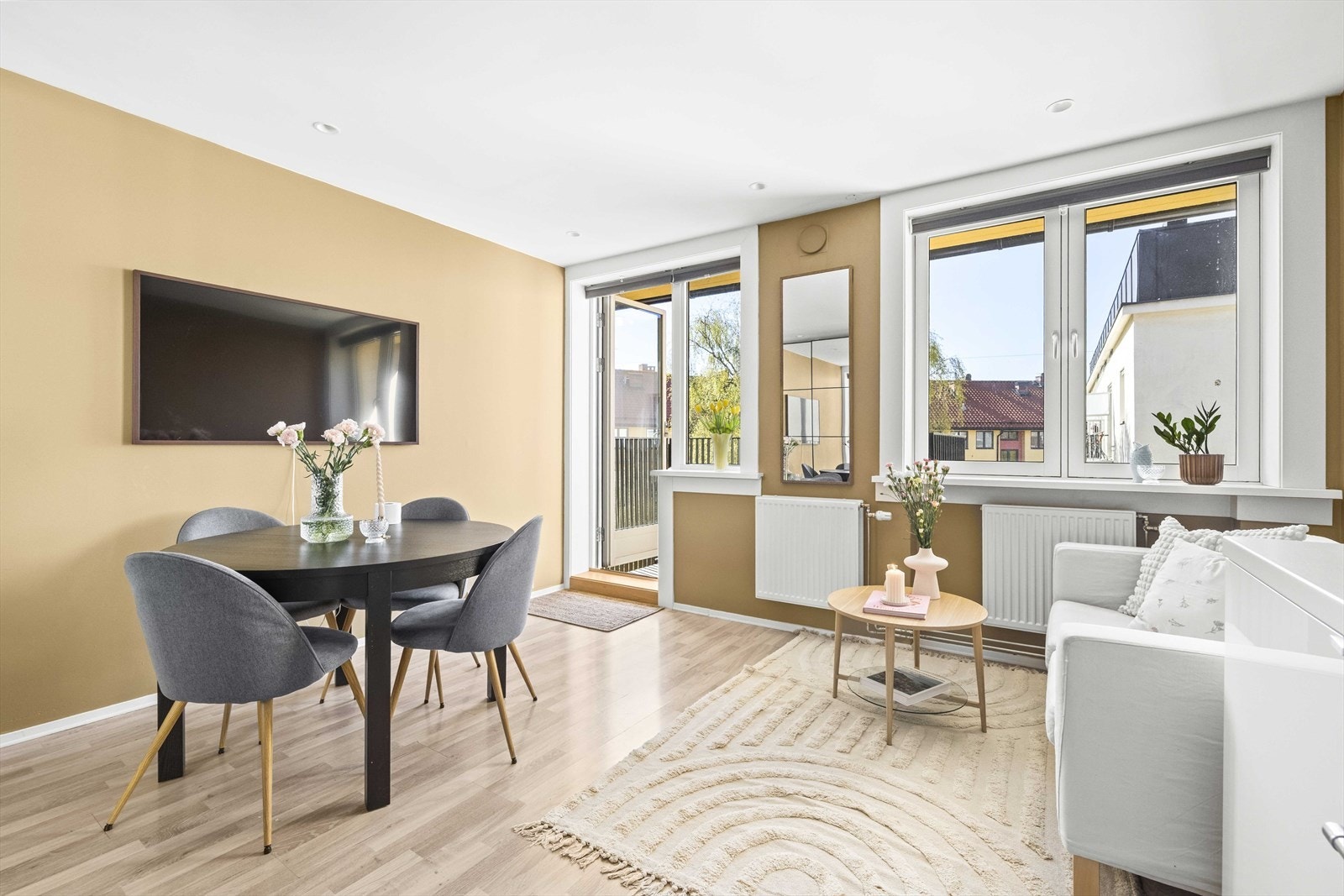 Stuen har en god arealutnyttelse med plass til sofa, spisebord og annet ønsket møblement. Gode oppbevaringsmuligheter i stort garderobeskap. Galleribilde