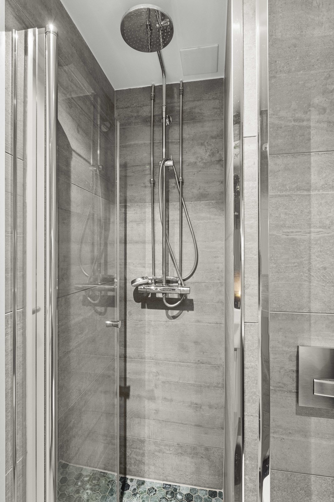 Deilig dusjsone med regnfallsdusj. Galleribilde