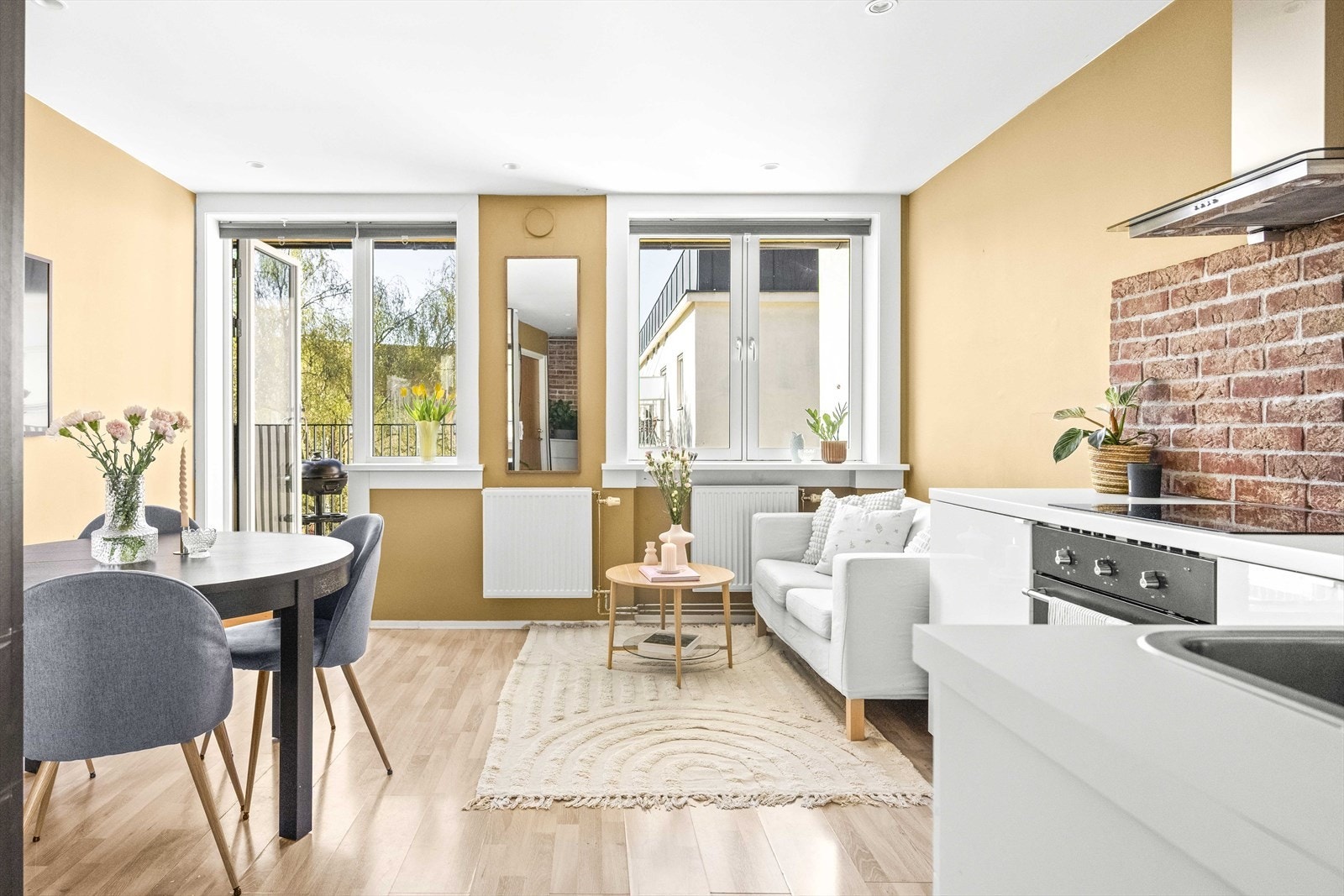 Hele leiligheten holder en god standard med smakfulle material- og fargevalg. Her får du også en sjarmerende teglsteinsvegg som bryter stilig med de ellers lyse overflatene. Galleribilde