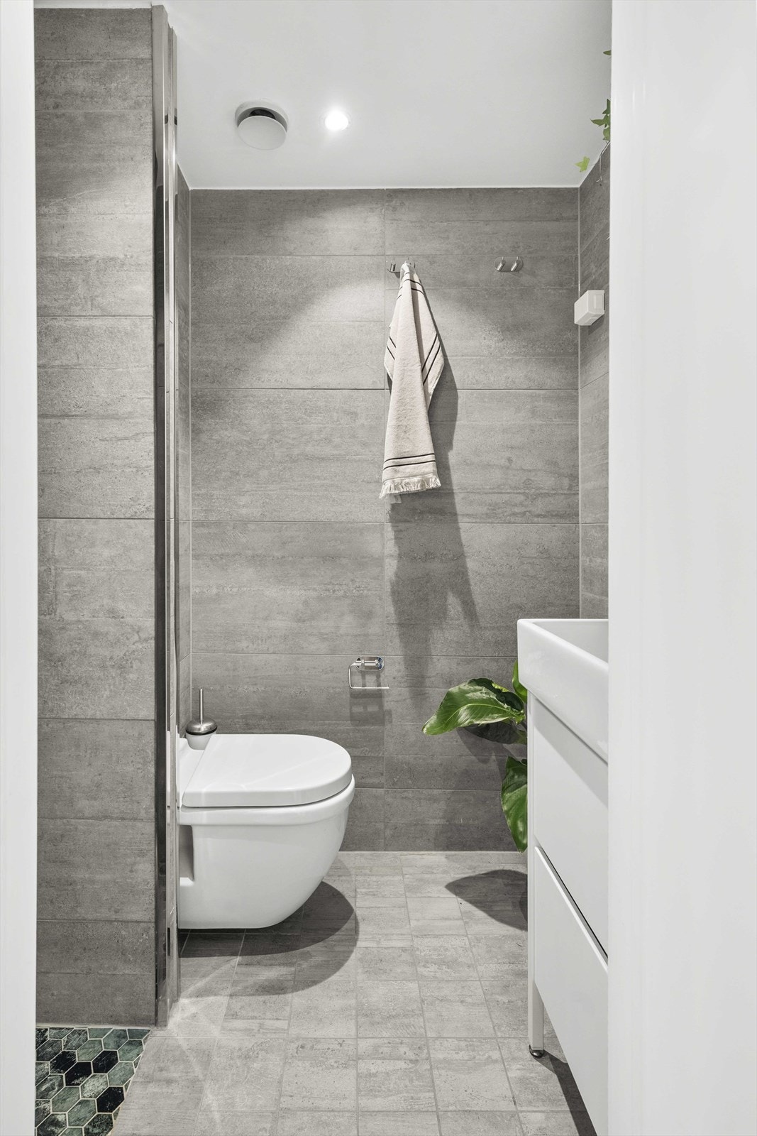 Pent flislagt bad med opplegg for vaskemaskin. Galleribilde