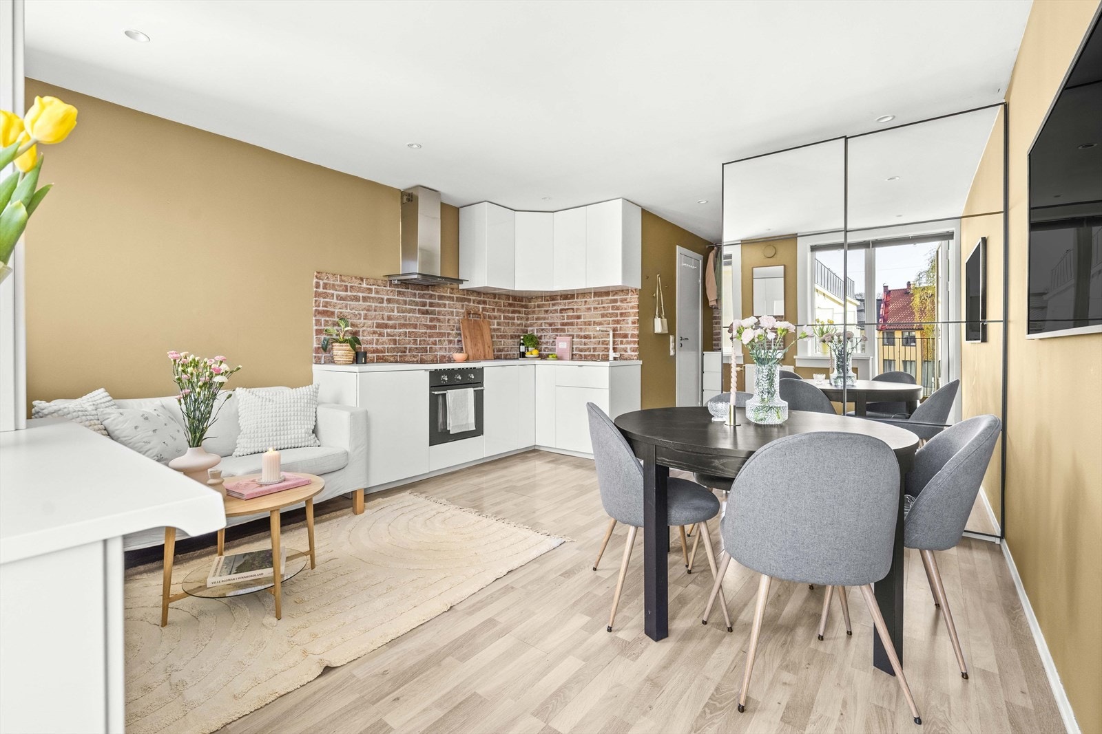 En lys og lekker 1-roms andelsleilighet som ligger skjermet og tilbaketrukket på enden og toppen av bygget, på Sagene og Bjølsen. Her får du et perfekt førstegangskjøp med god standard, og smarte oppbevaringsløsninger. Galleribilde