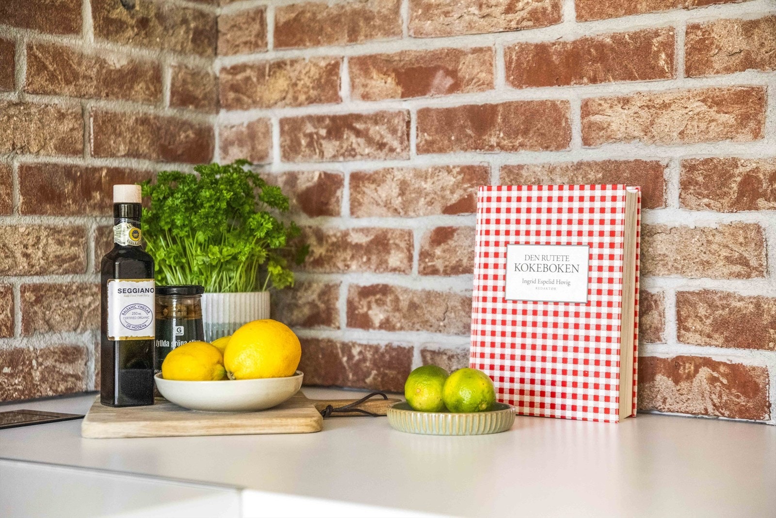 Lekker teglsteinvegg er med på å gi rommet et særpreg! Galleribilde