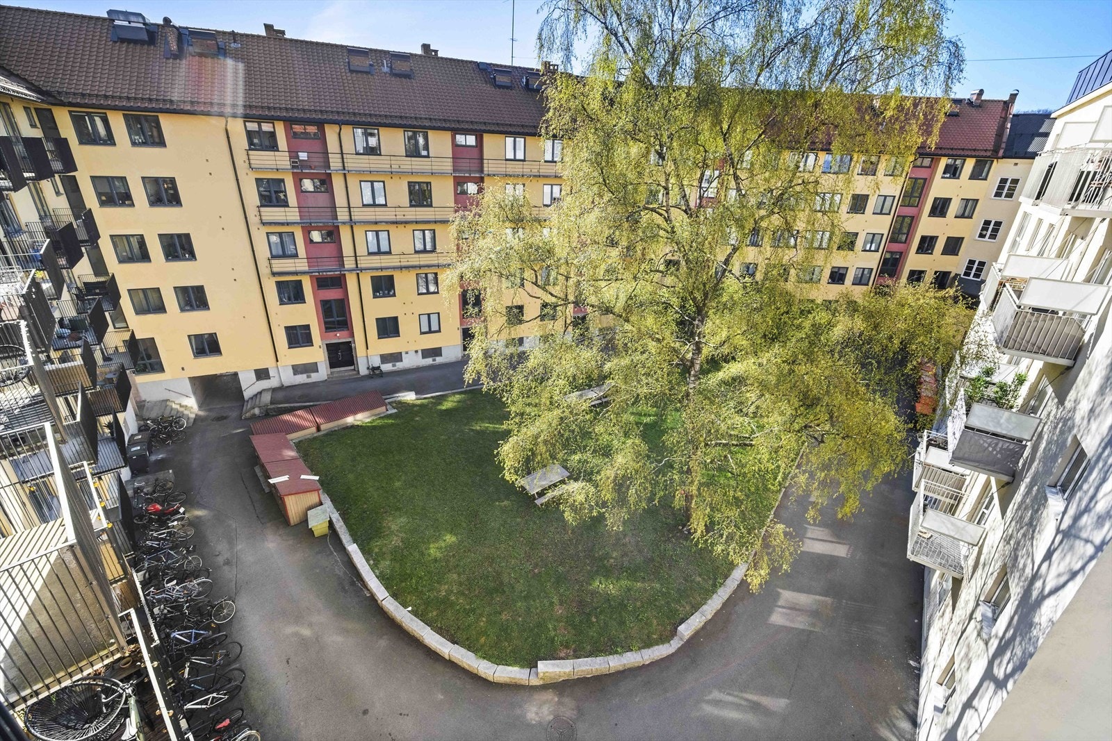 Balkongen ligger høyt og luftig, og vender ut mot en rolig bakgård. Balkongen til denne leiligheten ligger på enden, og har en meget god intern beliggenhet i byggets øverste etasje! Galleribilde