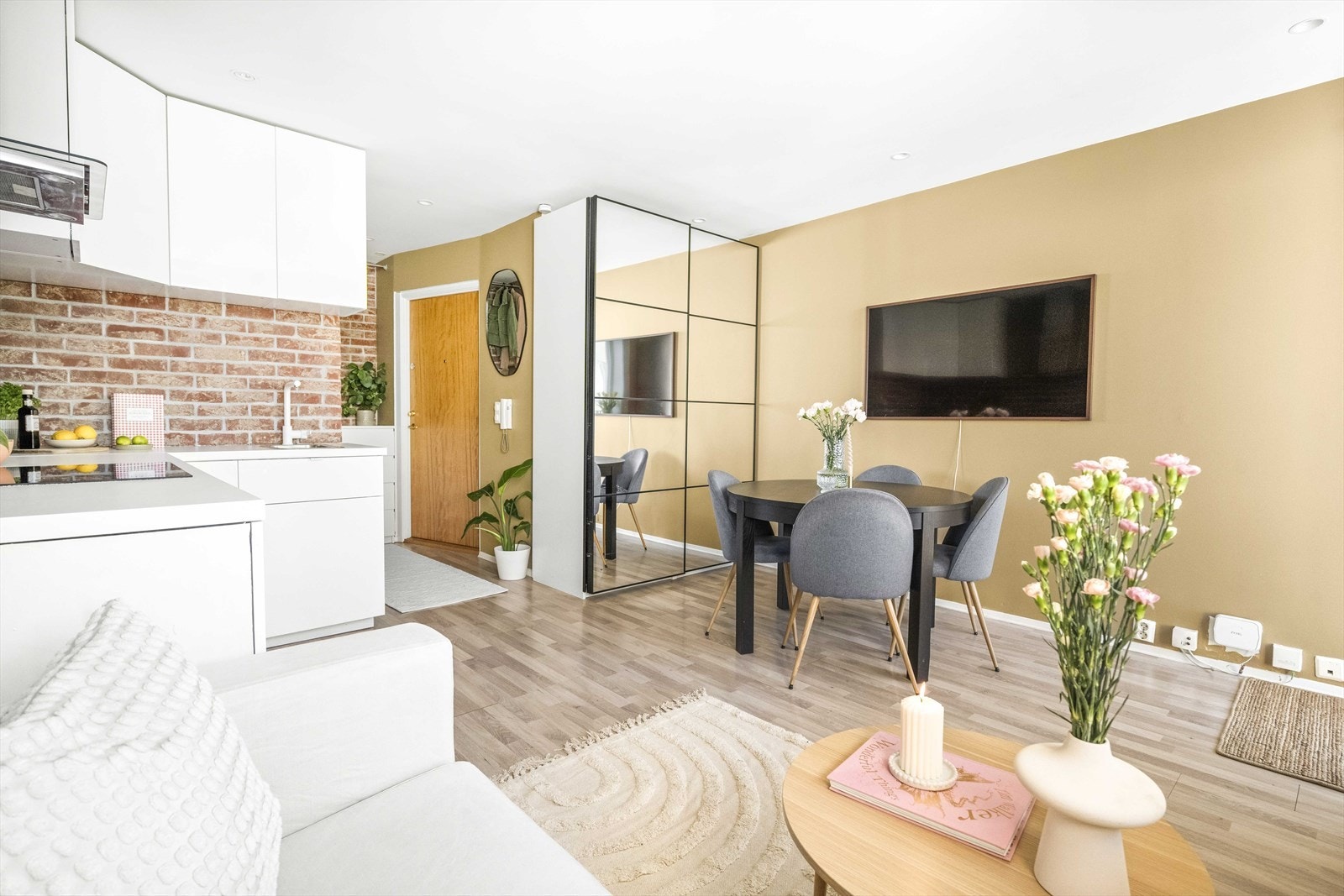 Leiligheten kan skilte med god takhøyde og plass til alt du trenger. Galleribilde