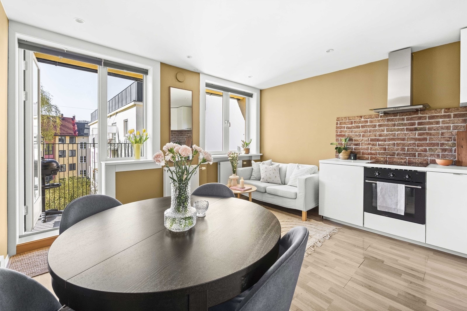 Varmtvann, fyring og bredbånd er inkludert i felleskostnadene. Galleribilde