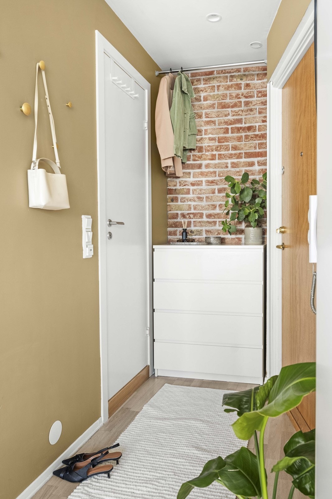 Praktisk og innbydende entre med naturlig nisje for oppheng av yttertøy. I tillegg disponerer leiligheten en loftsbod på ca. 3m². Galleribilde