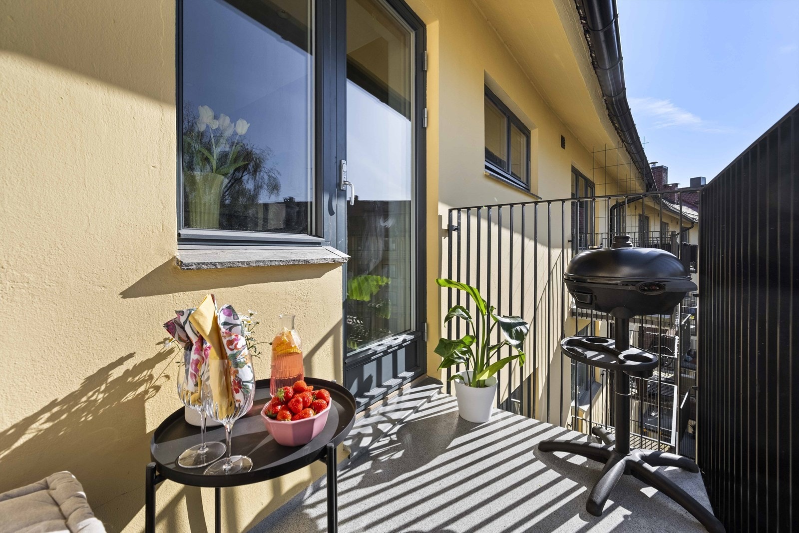 Her kan du virkelig nyte late sommerdager! God plass til både balkongmøbler, beplantning og grill. Galleribilde