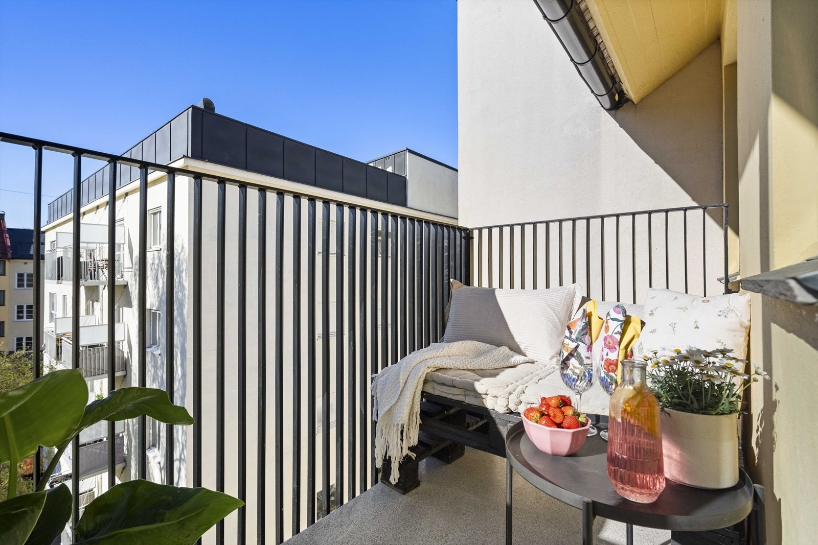 Fra stuen er det utgang til en flott, solrik vestvendt balkong på ca. 3m². Galleribilde