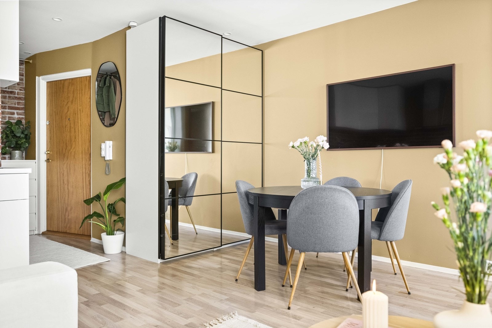 Leiligheten er utstyrt med stort garderobeskap som medfølger, og har generelt gode muligheter og løsninger for ytterligere oppbevaring. Galleribilde