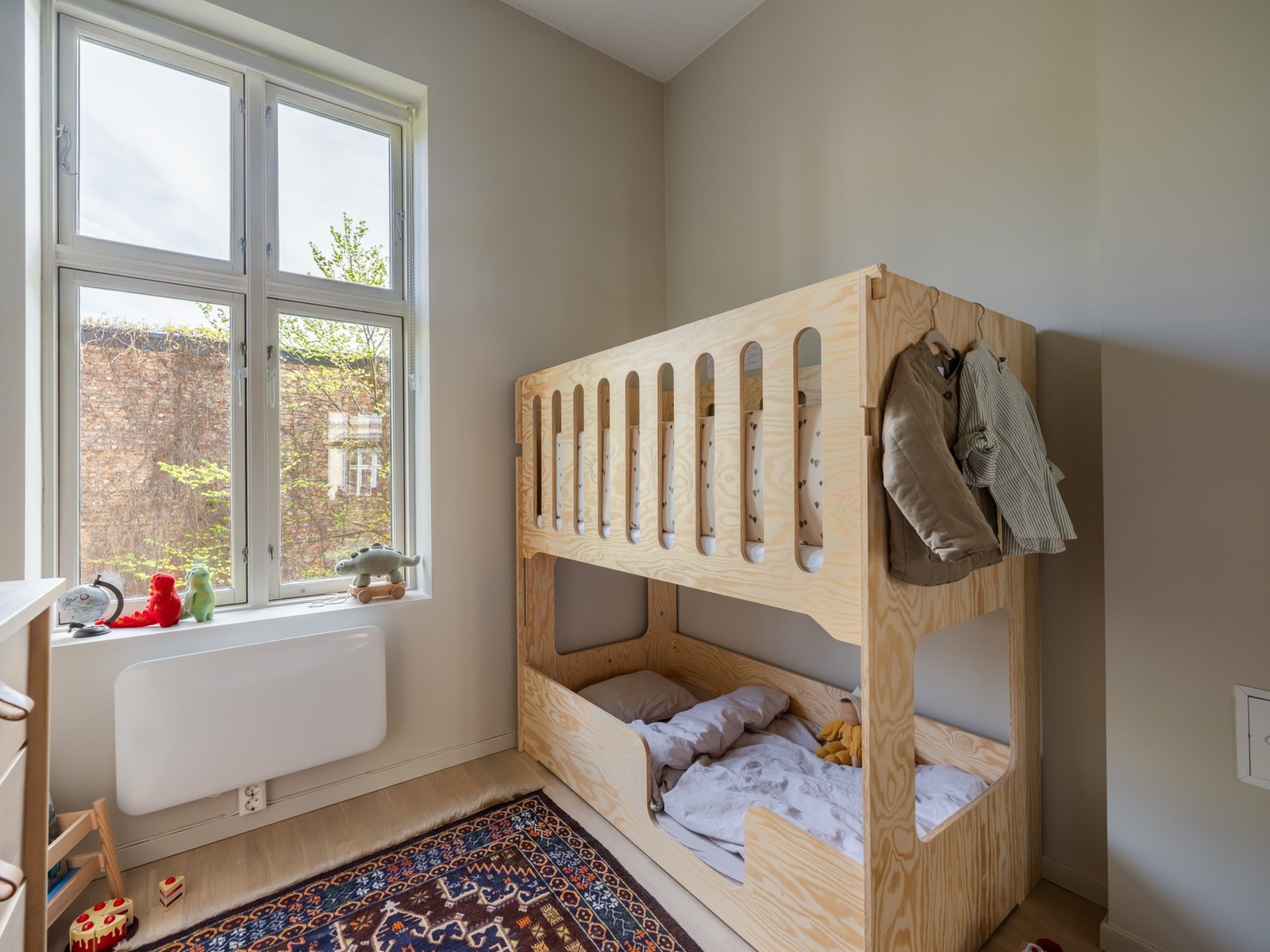 Begge soverommene ligger vendt mot øst, så man unngår kveldssolen og oppvarming før man legger seg. Galleribilde