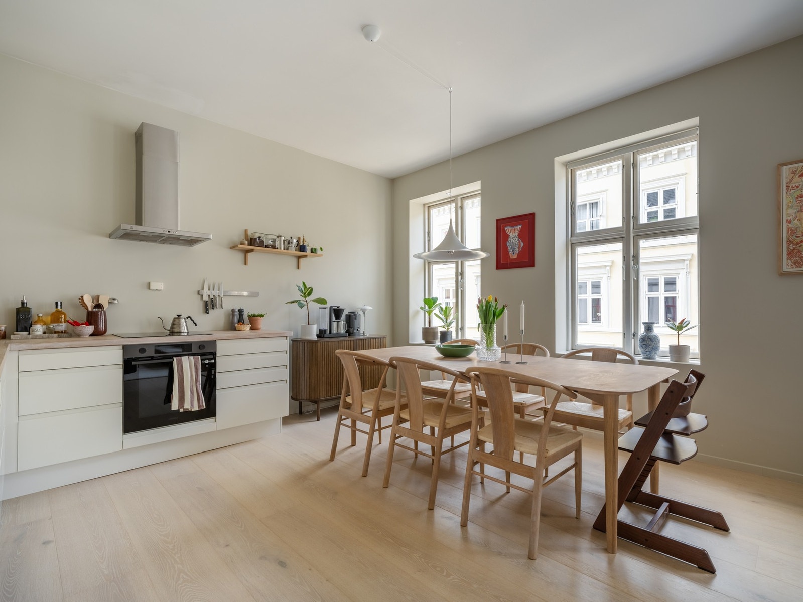 Man får plass til et stort spisebord med plass til hele vennegjengen, eller familien hvis man ønsker det. Galleribilde