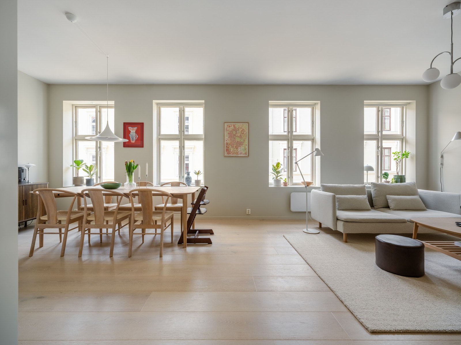 Vi begynner i stuen, som har store vinduer med dype karmer, deilig tregulv og en åpen løsning. Galleribilde