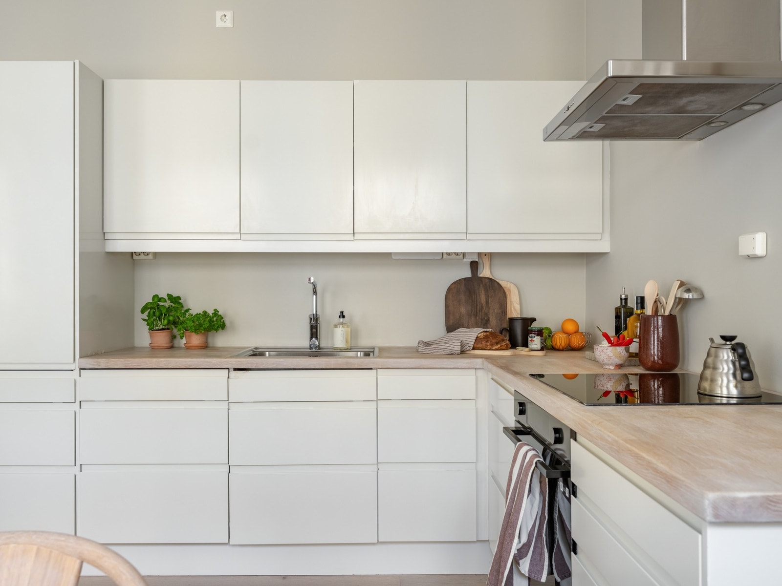 Den tidløse kjøkkeninnredningen er fra kvalitetsmerket Sigdal, og hvitevarene følger med salget. Det er verdt å merke seg smartkomfyren fra Samsung som var ny i 2023. Galleribilde