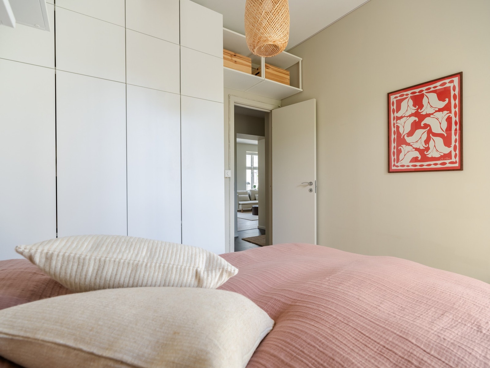 Vi tar en tur inn igjen. Garderobeløsningen ble montert i 2023. Merk den smarte utnyttelsen av plassen over døren. Galleribilde