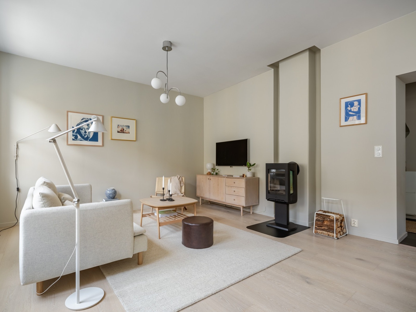 Det fine med peisovnen er at man ser den både fra sofaen og spisebordet. I tillegg varmer den selvfølgelig godt når det er litt kaldt og guffent ute. Galleribilde