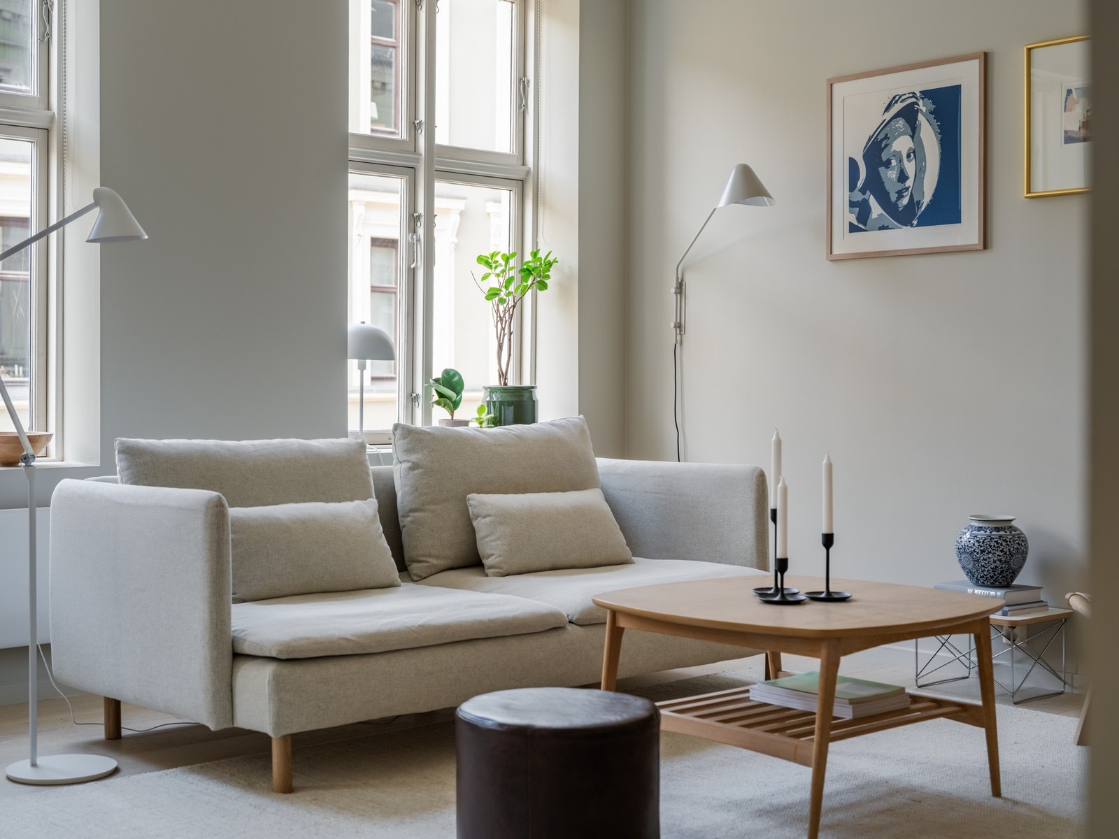 Da selger kjøpte ble det opplyst i annonsen at gulvet var belagt med isloasjon og avretting for et helt plant gulv før man la parkett. Taket er lektet ned med lydhimling for å redusere lydsmitte fra leiligheten over, og ytterveggene er etterisolerte. Galleribilde