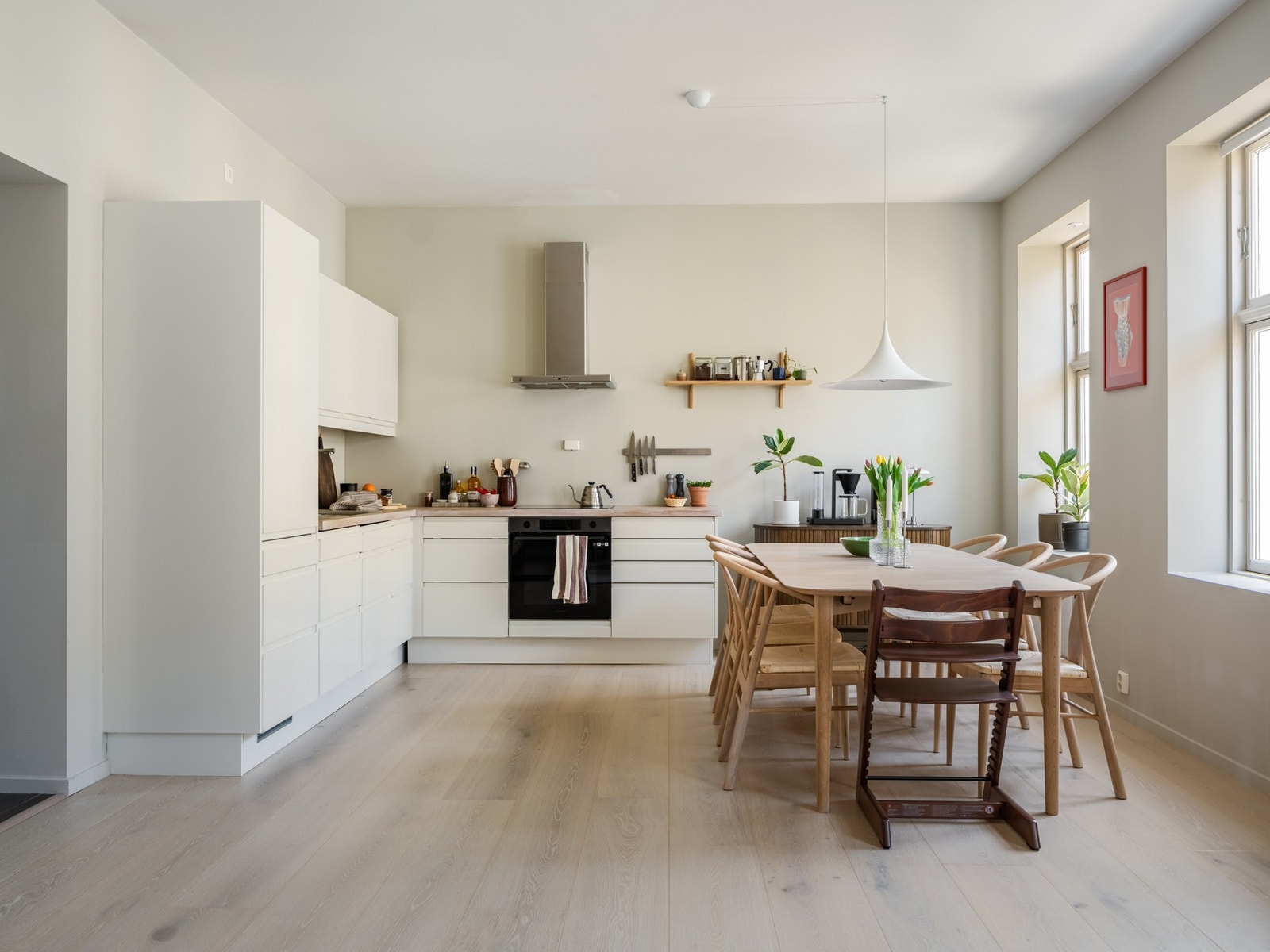 I motsatt enda av stuen finner vi ikke så overaskende kjøkkenet. Merk deg hvor fint lyset er i dette rommet. Galleribilde