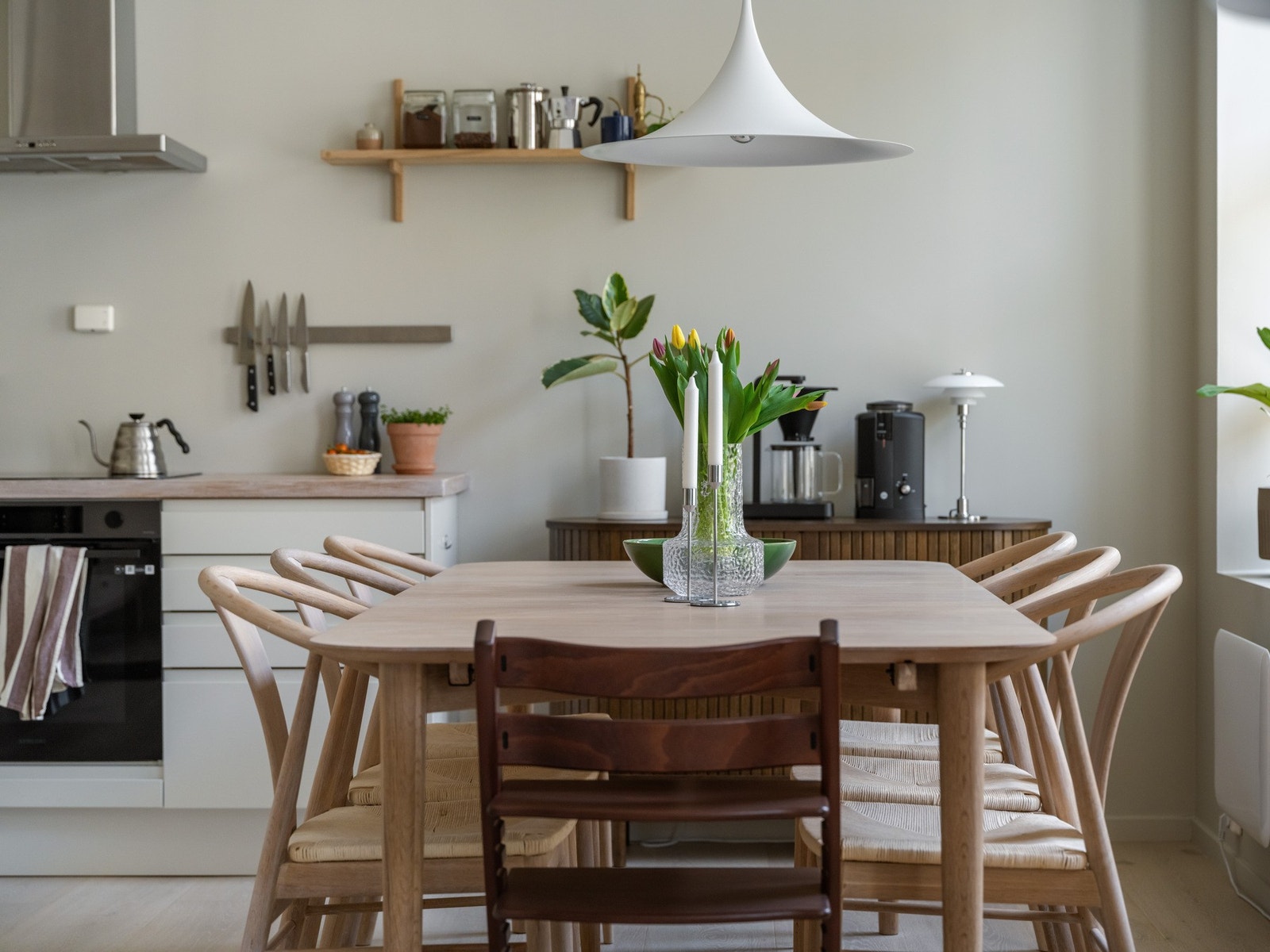 Vi tar med et bilde som fokuserer på spiseplassen, og kan samtidig nevne at hele leiligheten ble malt i lyse og friske farger i 2022. Galleribilde