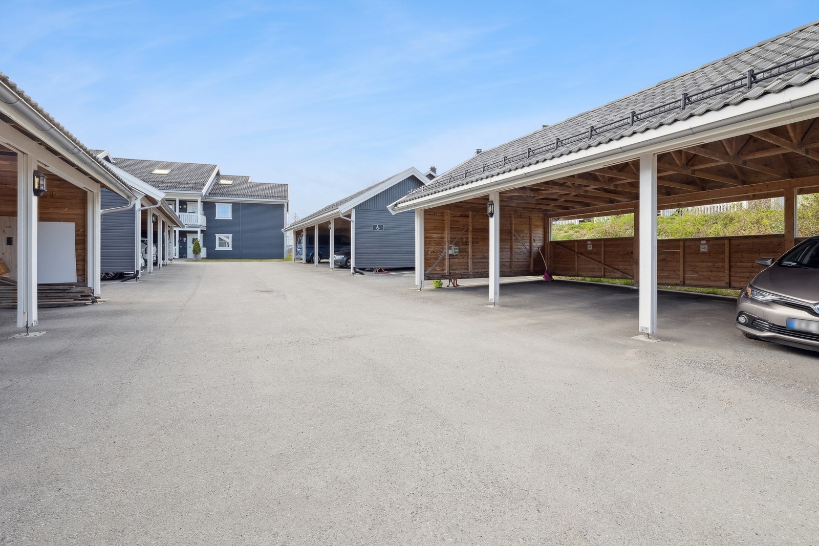 Leiligheten disponerer 1 parkeringsplass i carportrekke samt en utvendig bod på ca. 5 kvm Galleribilde