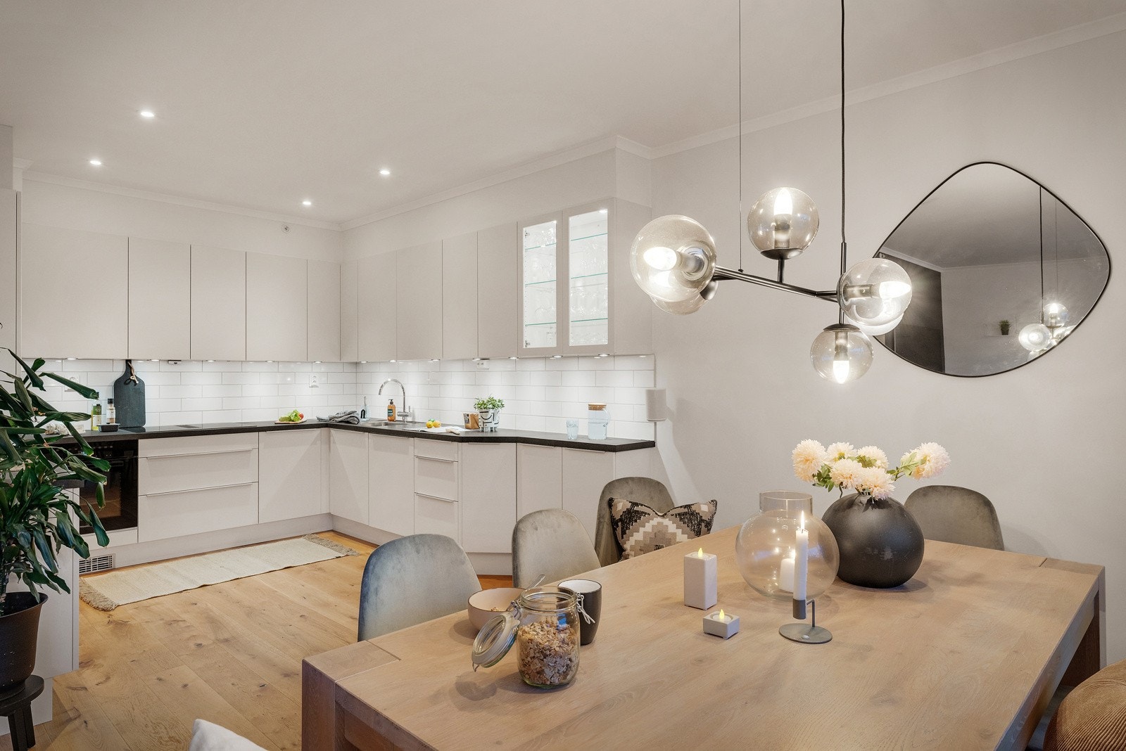 Meget innholdsrikt kjøkken fra kvalitetsleverandøren HTH. Galleribilde