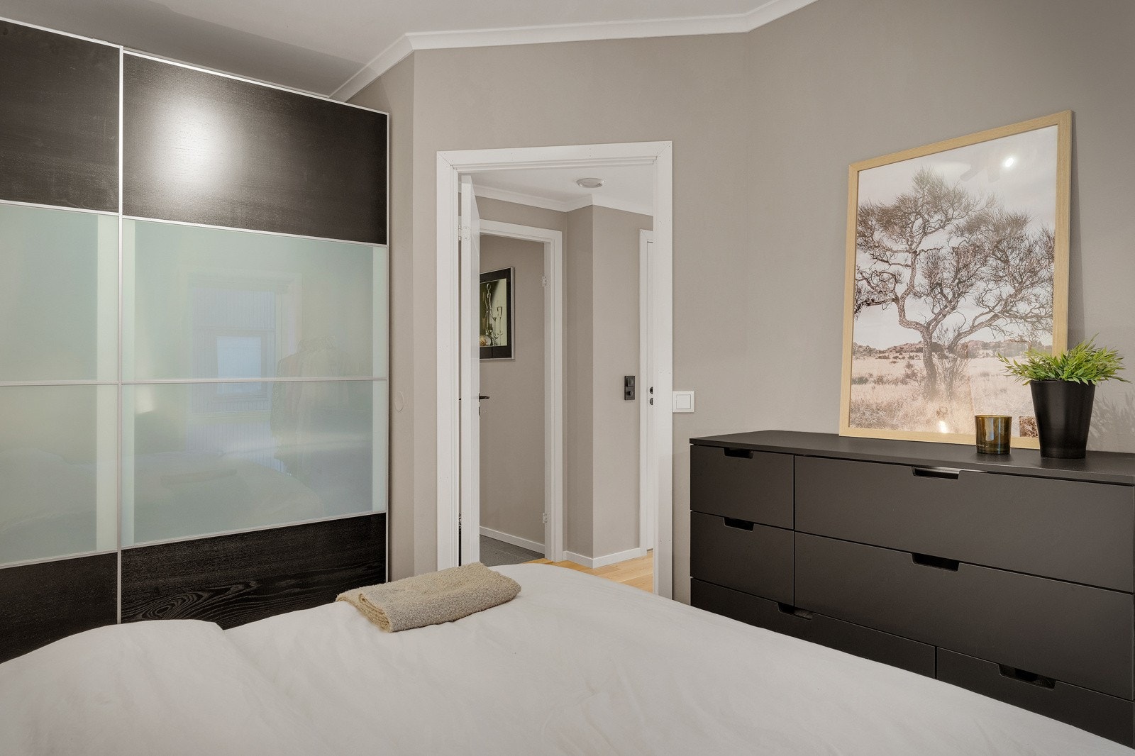 Romslig skydedørsgarderobe på hovedsoverom. Galleribilde