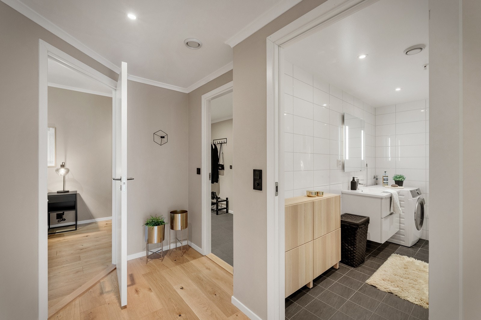 Romslig gang. Galleribilde